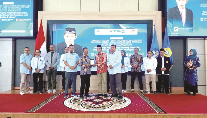 KENANG-KENANGAN: Rektor UTM Prof Safi menyerahkan cenderamata kepada Komisioner KND RI Eka Prastama Widiyanta di Aula Syaikhona Muhammad Kholil UTM Rabu (12/11). (ZEINAL ABIDIN/JPRM)
