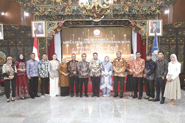 SOLID: Bupati Bangkalan Lukman Hakim (tengah) berfoto bersama anggota forkopimda dalam acara pisah sambut ketua PN di Pendopo Agung, Selasa (11/11) malam. (PROKOPIM UNTUK JPRM)