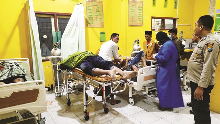 TEWAS: Korban kecelakaan saat menjalani perawatan medis di Puskesmas Omben, Selasa (11/11) malam. (HUMAS POLRES UNTUK JPRM)