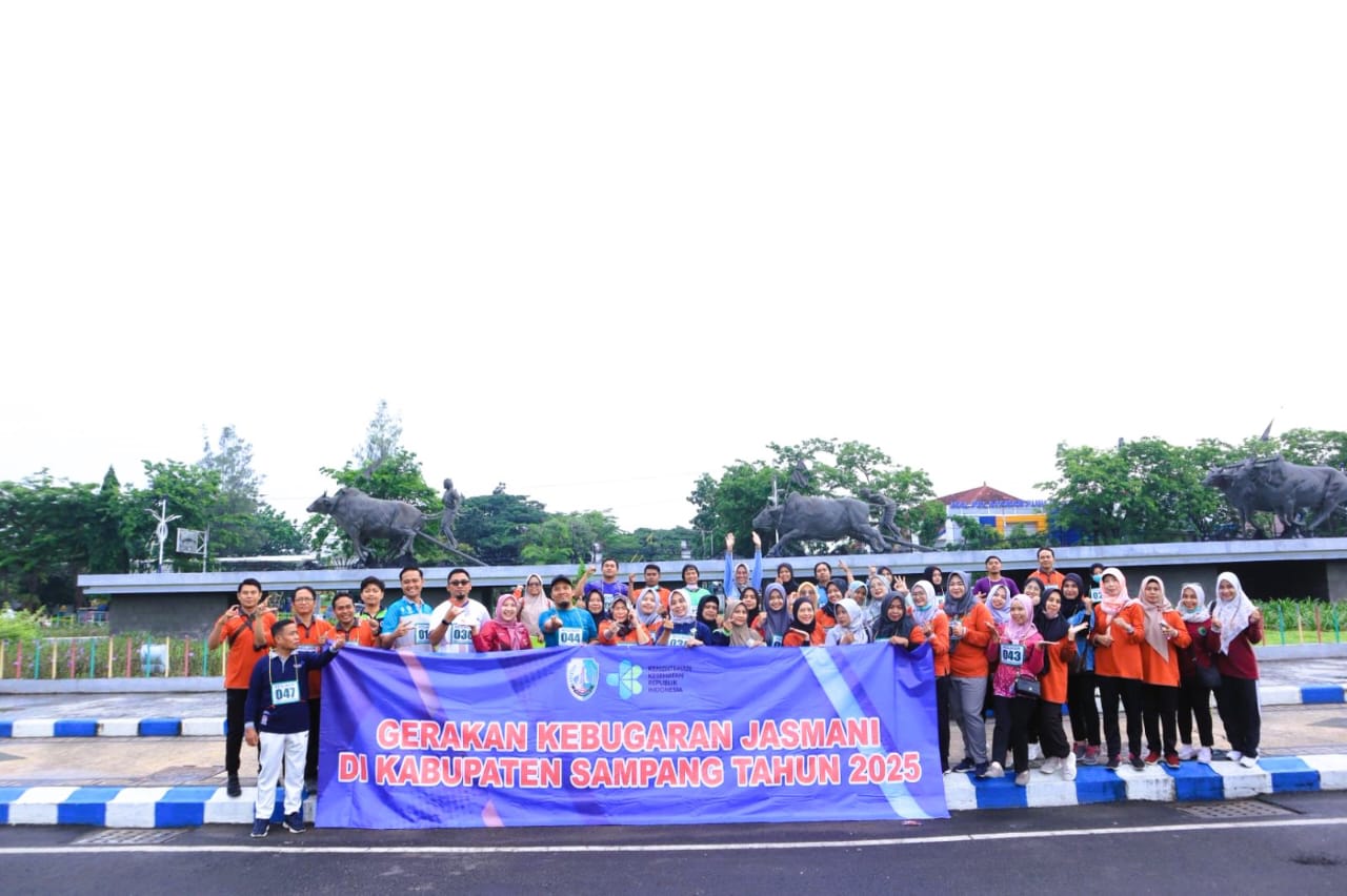 BERJEJER: Insan kesehatan dan nakes berfoto bersama usai pembukaan tiga lomba HKN Ke-61 di GOR Sampang Selasa (11/11).