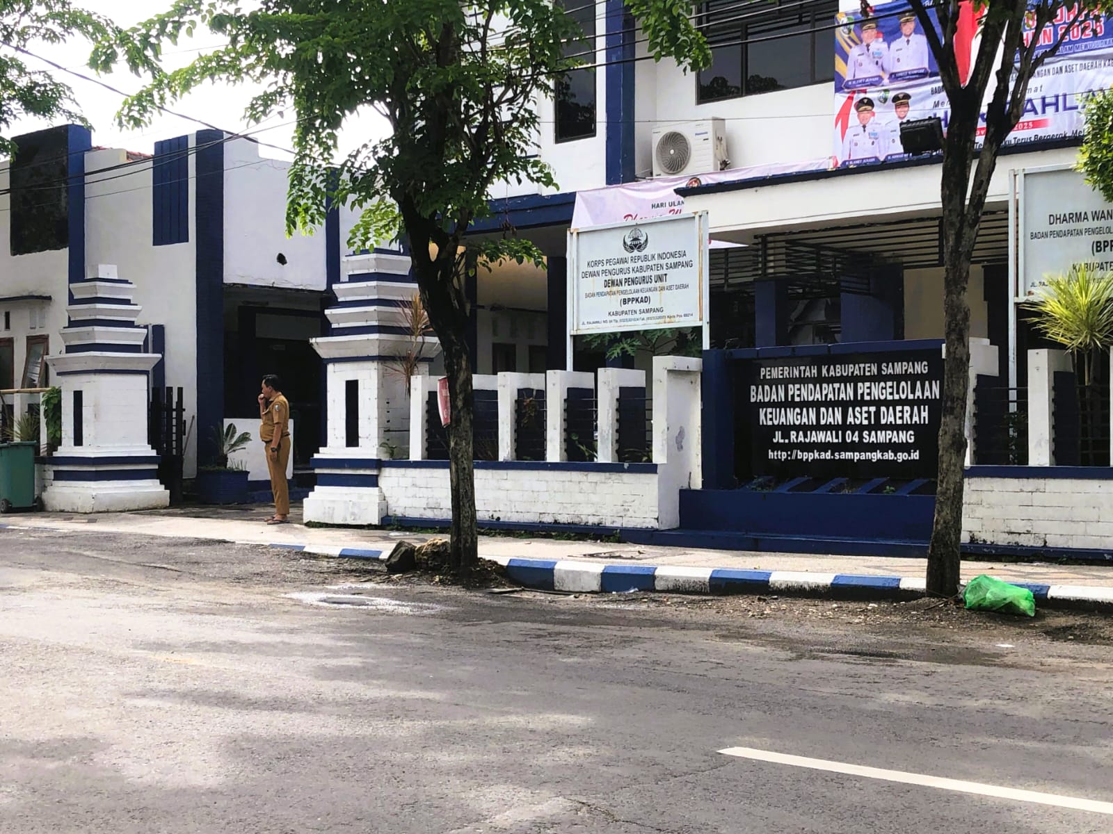 PELAYANAN: Karyawan saat melintas di depan kantor BPPKAD Sampang, Selasa (11/11.