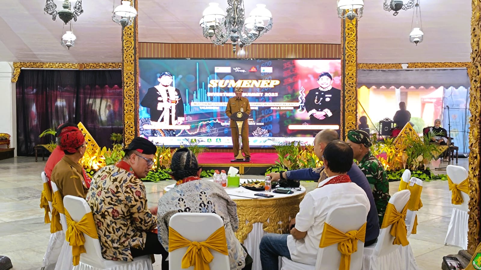 FOKUS: Kepala DPMPTSP Sumenep R Abd Rahman Riadi saat melaporkan capaian investasi di Pendopo Agung Keraton, Senin (10/11).