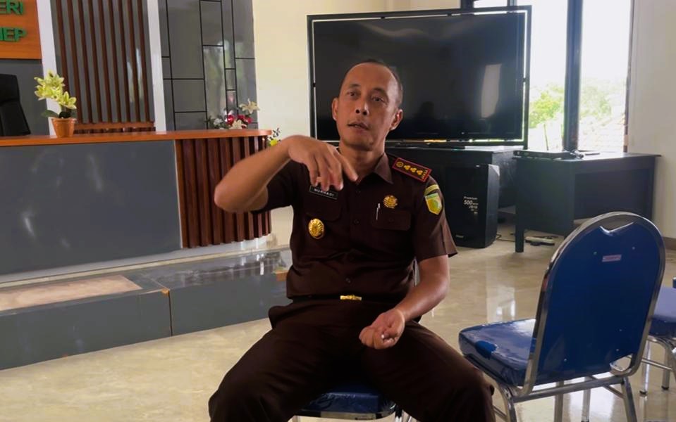 MURAH SENYUM: Kepala Kejaksaan Negeri Sumenep Nurhadi Puspandoyo saat ditemui di aula kantornya, Selasa (11/11).