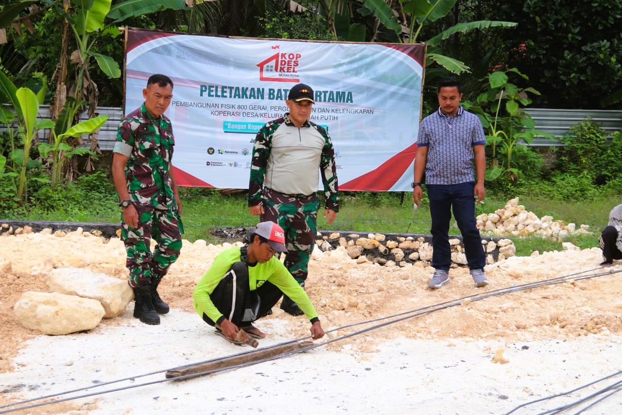 DIGENJOT: Sejumlah pekerja mengerjakan pembangunan gerai KDMD di Kecamatan Pragaan, Sumenep.