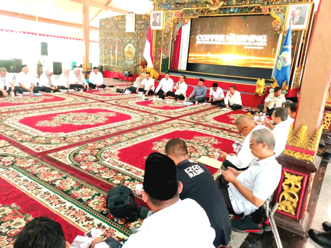 KOMUNIKATIF: Bupati Bangkalan Lukman Hakim gelar dialog interaktif dengan puluhan wartawan di Pendopo Agung Rabu (12/11). (PROKOPIM UNTUK JPRM)