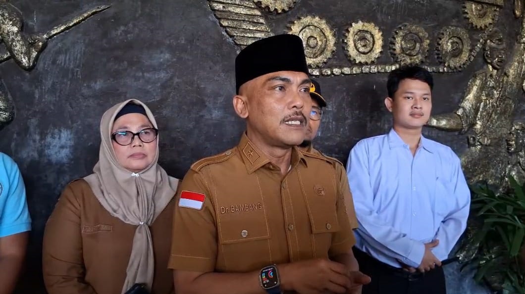 BERI PENJELASAN: Ketua Satgas MBG Bangkalan Bambang Budi Mustika memberikan keterangan usai memanggil kepala SPPG di Aula Diponegoro Pemkab Bangkalan, Kamis (25/9).