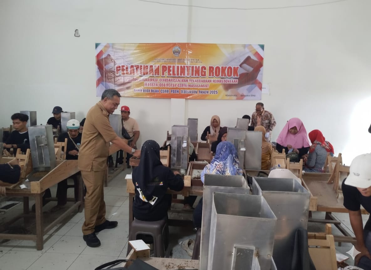 PANTAU LANGSUNG: Kepala Disperinaker Bangkalan Jemmi Tria Sukmana saat mementau produksi rokok di PR Cahaya Srikandi Blega, Selasa (4/11).