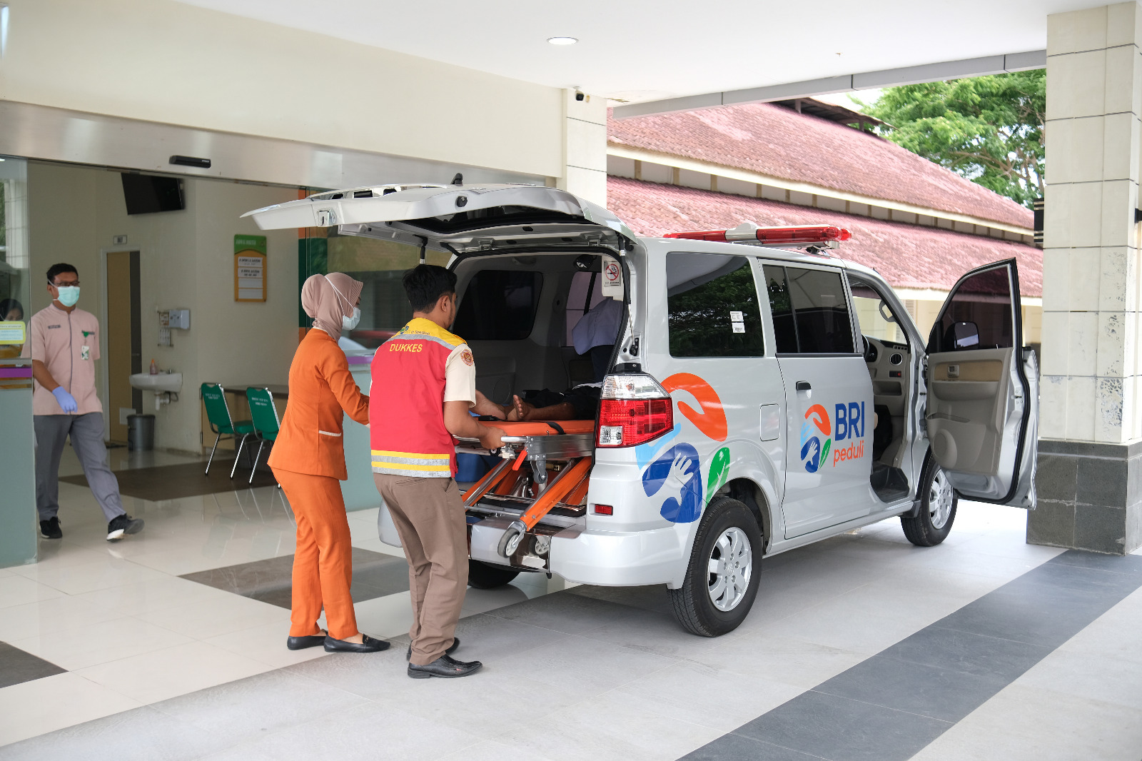 UNTUK KEMANUSIAAN: BRI Peduli mendistribusikan ratusan mobil ambulan untuk puskesmas dan klinik se Indonesia.