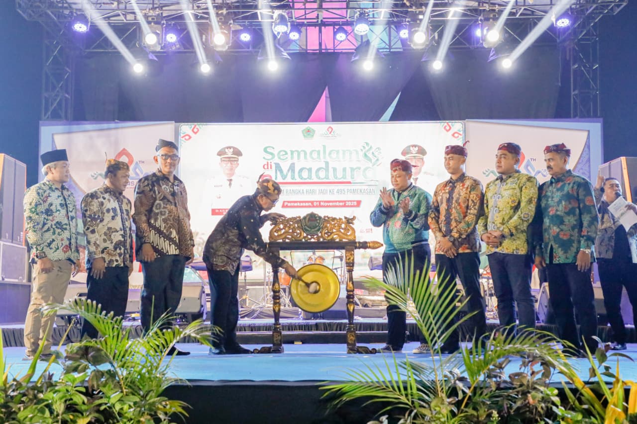 SEMARAK: Dr. KH. Kholilurrahman, S.H, M.Si membuka acara Semalam di Madura, di taman Arek Lancor, Sabtu (1/11).