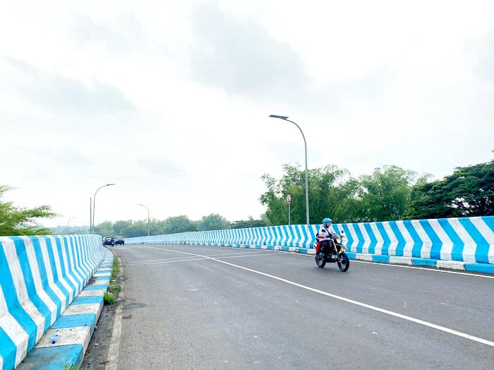 BUTUH PENERANGAN: Pengendara sepeda motor melintas di Jalan Halim Perdanakusuma, Sampang, Rabu (12/11). (AYU LATIFAH/JPRM)