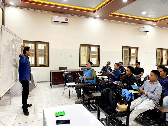 PELATIHAN: Peserta CPMI saat mengikuti pelatihan bahasa di BLK Rabu (12/11). (AYU LATIFAH/JPRM)