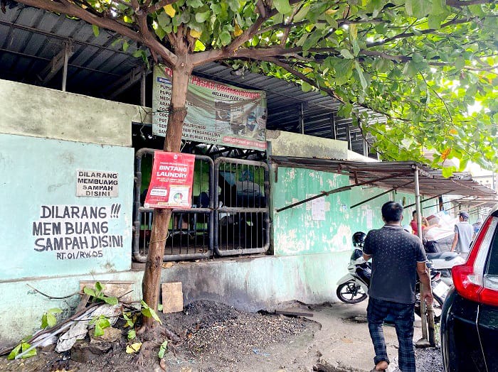 BELUM MAKSIMAL: Masyarakat saat berada di sekitar TPS 3R Pasar Srimangunan, Sampang, Selasa (11/11). (AYU LATIFAH/JPRM)