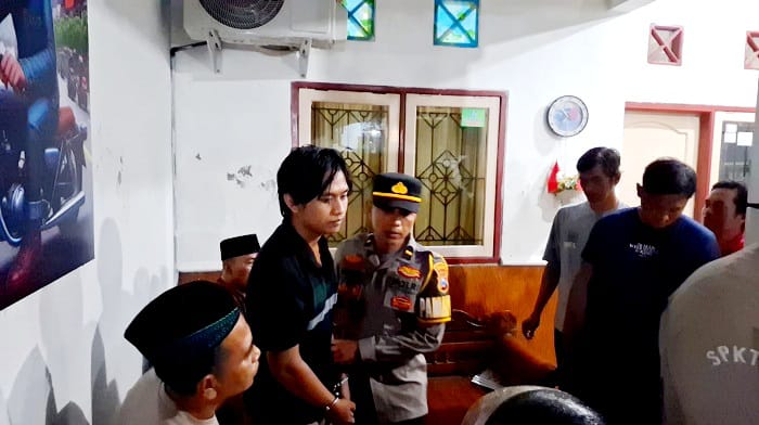 DIBEKUK: Warga menciduk MAR usai melakukan COD di Perumahan Selong Permai, Sampang, Selasa (11/11). (HUMAS POLRES UNTUK JPRM)