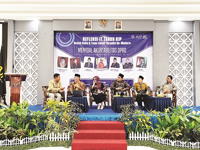 HANGAT: Kadarisman Sastrodiwirjo (pegang mik) menyampaikan pengantar dalam bedah buku di aula Unira Pamekasan Rabu (12/11). (MOH. IQBAL AFGANI/JPRM)