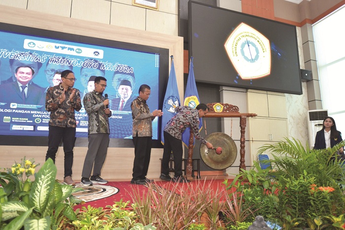 SIMBOLIS: Bupati Bangkalan Lukman Hakim menabuh gong sebagai tanda launching prodi teknologi pangan di Aula Syaikhona Muhammad Kholil UTM Kamis (13/11). (UTM UNTUK JPRM)