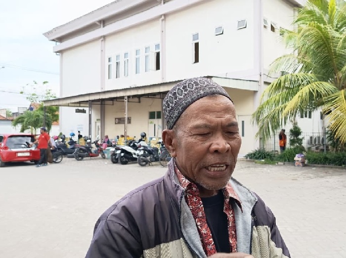BERI KETERANGAN: Keluarga korban Hj Nasumah saat memberi penjelasan soal kondisi korban di area RSUD Syamrabu Bangkalan Kamis (13/11). (ZEINAL ABIDIN/JPRM)