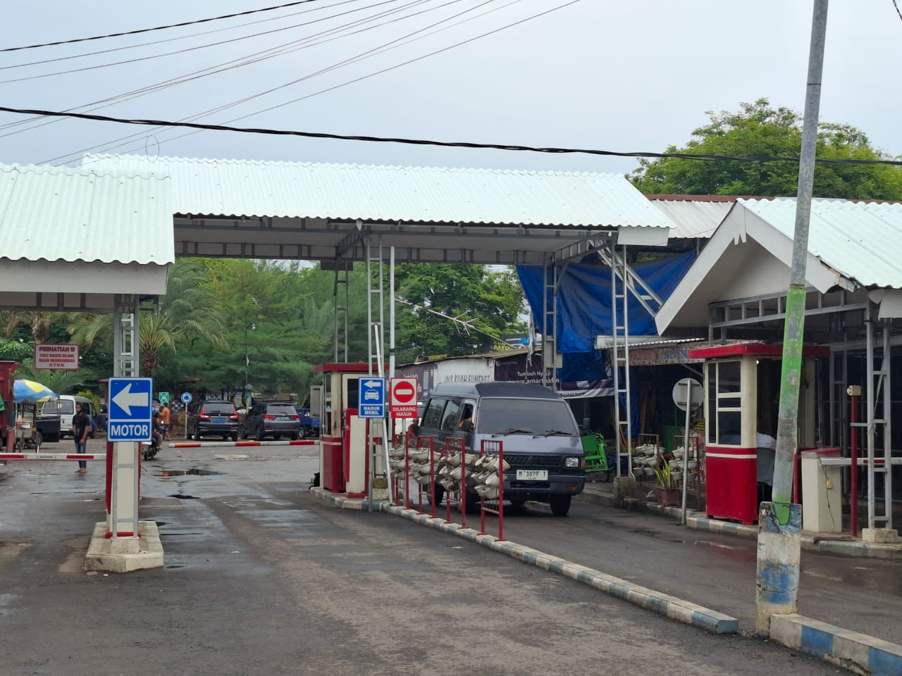SUMBER PAD: Warga keluar melewati portal parkir elektronik di Pasar Anom Baru Sumenep, Rabu (12/11).