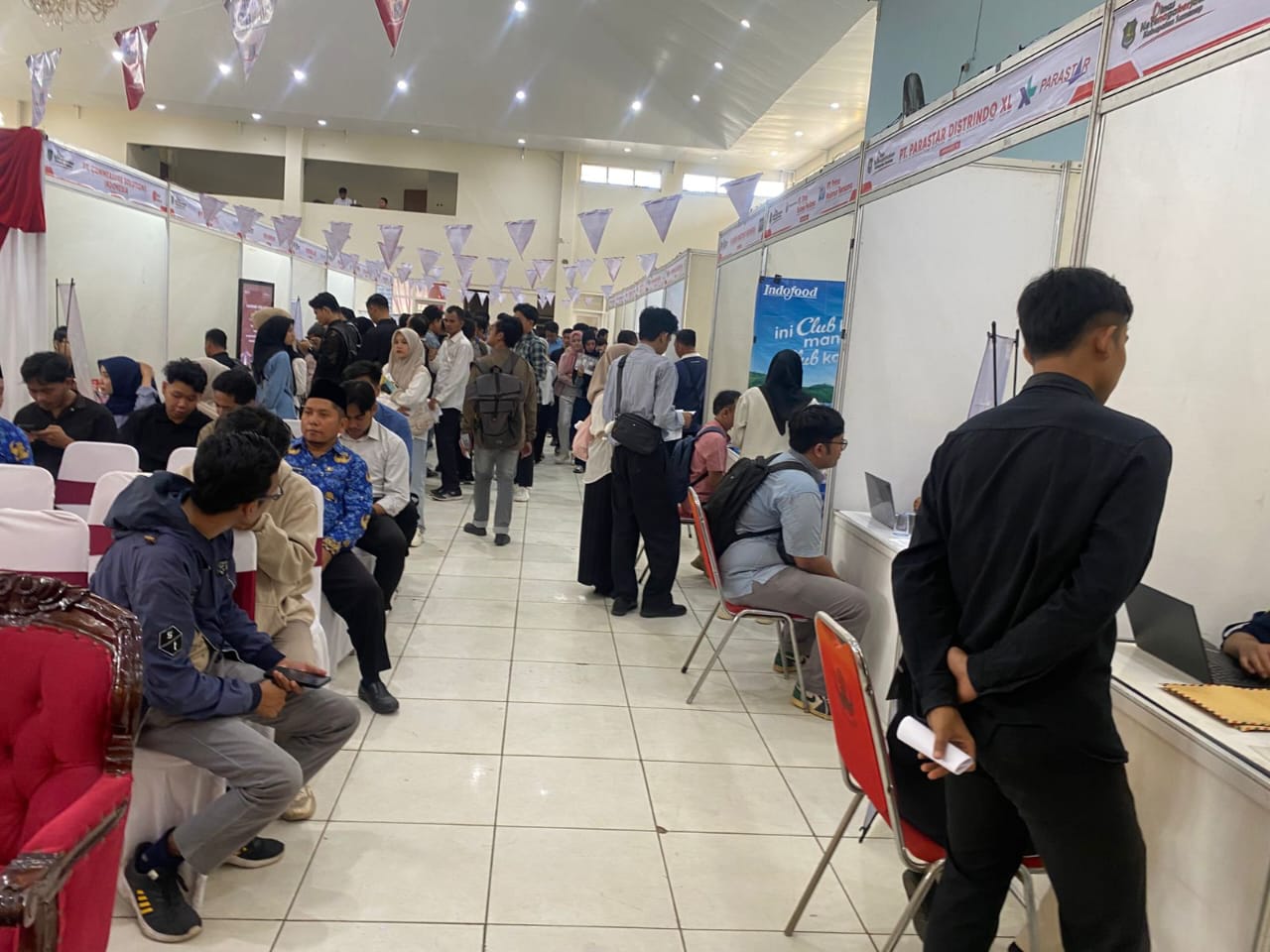 USAHA: Ratusan para pencari kerja menghadiri job fair yang digelar di Gedung Korpri Sumenep, Rabu (17/9).