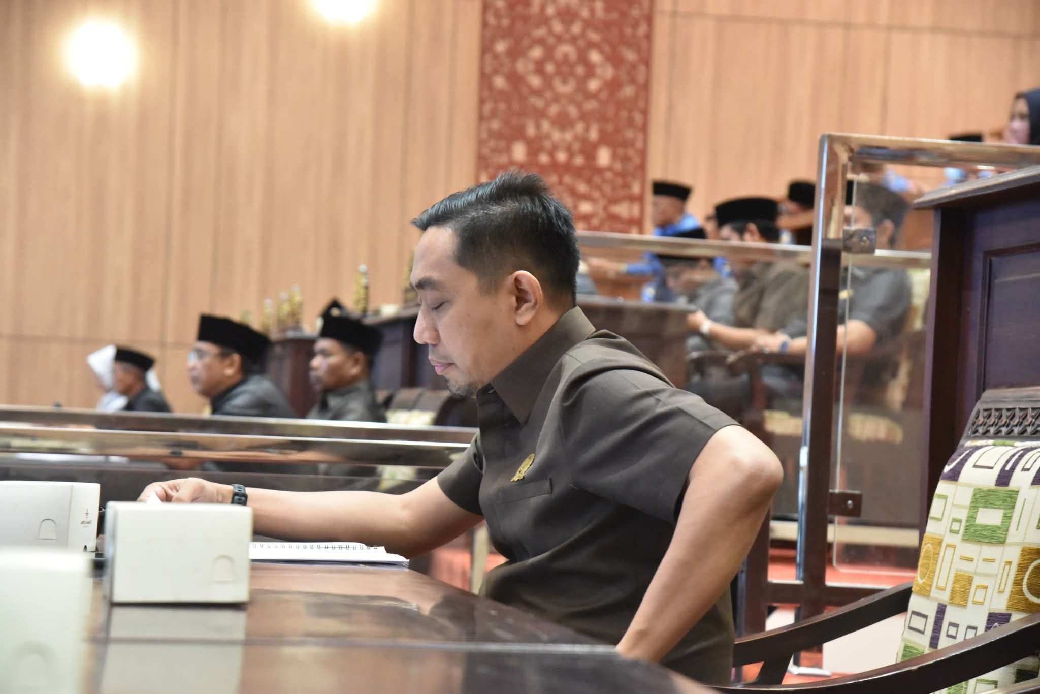 TEGAS: Anggota Komisi I DPRD Sumenep Hairul Anwar saat mengikuti rapat paripurna di kantor dewan.