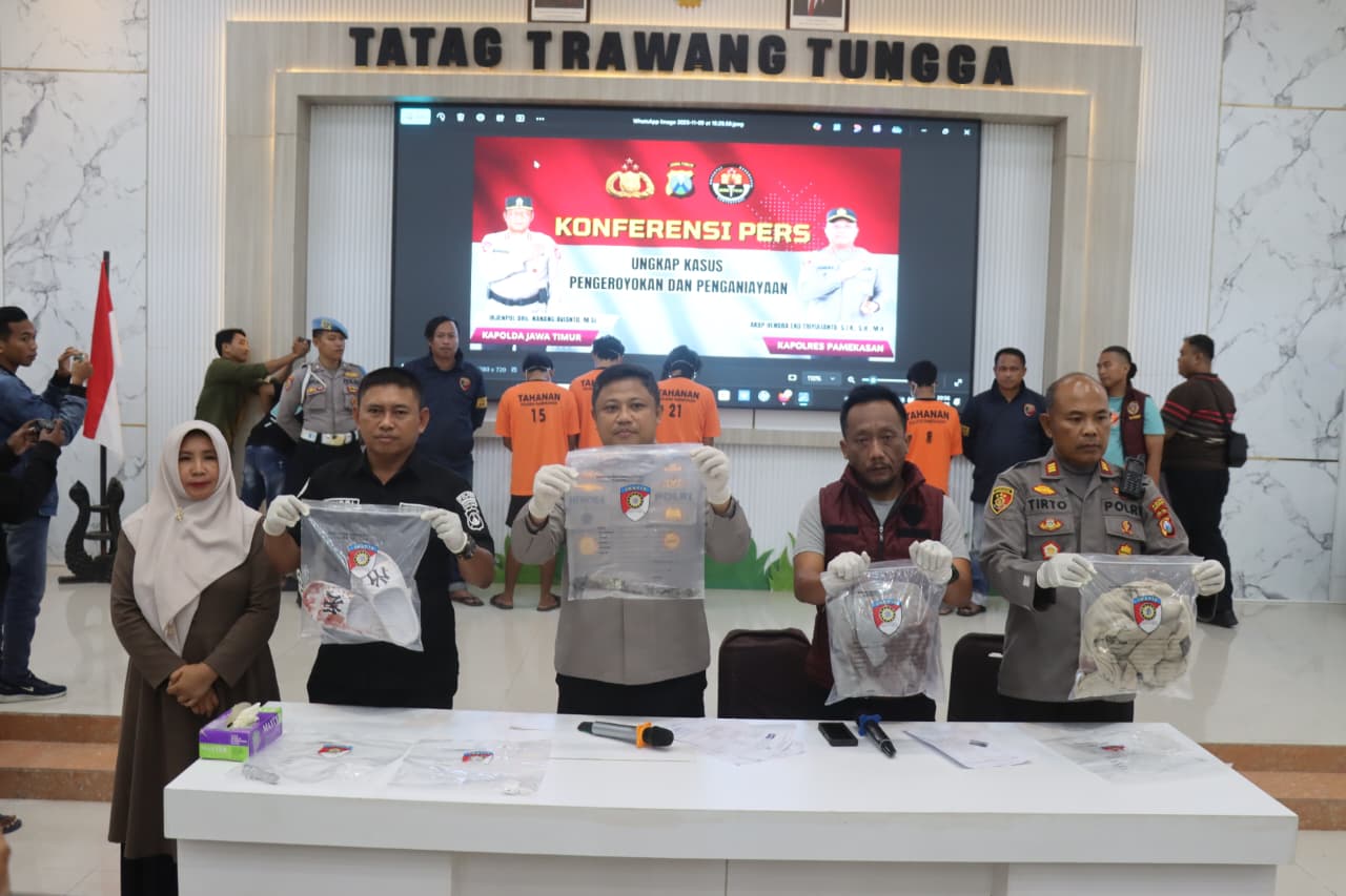 MULAI TERANG: Kapolres Pamekasan AKBP Hendra Eko Triyulianto menunjukkan BB dalam kasus yang terjadi di depan Masjid Agung Asy-Syuhada Pamekasan, Minggu (9/11) malam.