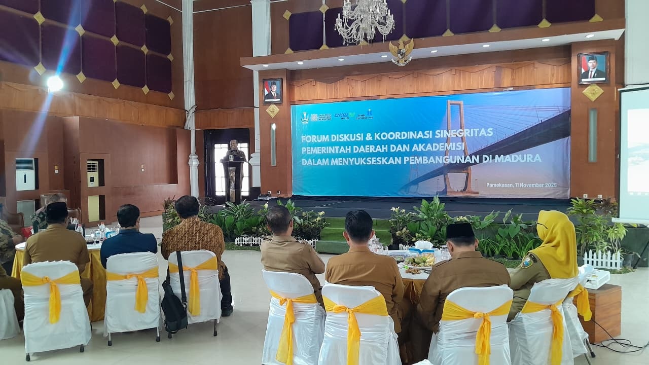 TEGAS: Ketua Forum Rektor se-Madura Prof Safi&rsquo; menjawab pertanyaan wartawan usai pertemuan bersama pemerintah daerah se-Madura di Aula Bakorwil IV Pamekasan, Selasa (11/11).