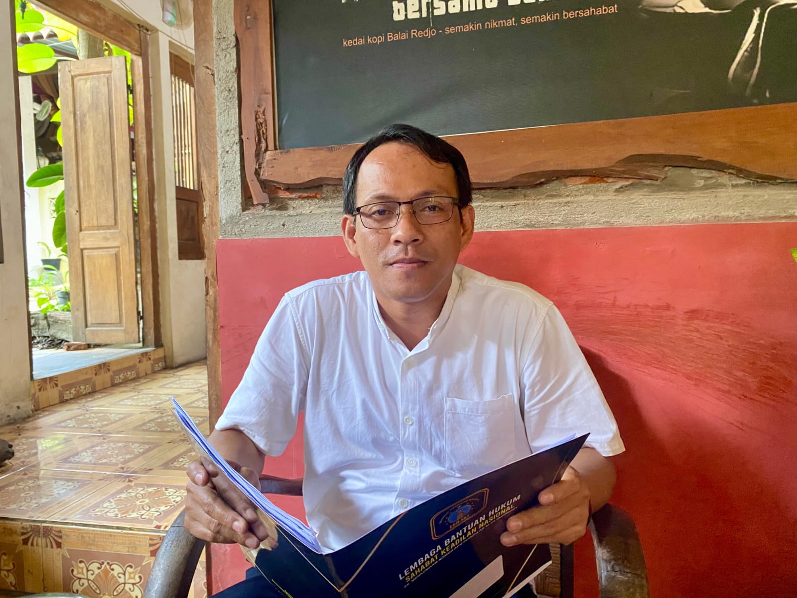 KRITIK: Akademisi dan Praktisi Hukum Pidana Pamekasan Ribut Baidi ditemui di salah satu kafe di Pamekasan, Senin (2/6).