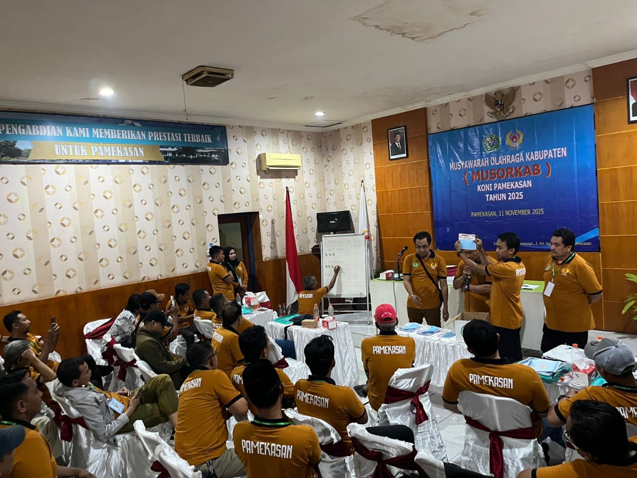 DEMOKRASI: Panitia membuka surat suara dalam Musorkab KONI Pamekasan, Rabu (12/11).
