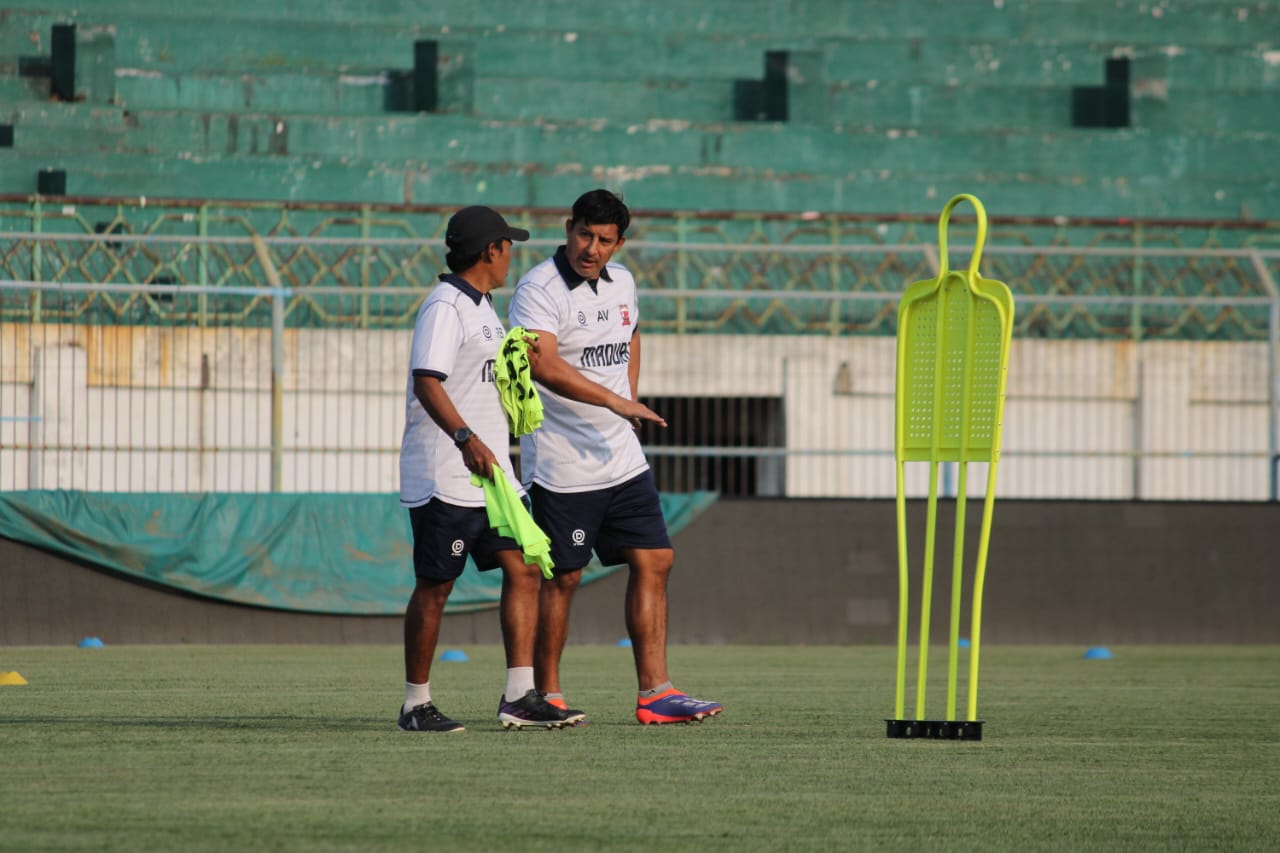MENGATUR TAKTIK: Coach Alvredo Vera (kiri) berdialog dengan asisten pelatih Rakhmad Basuki di SGB, Rabu (9/7).
