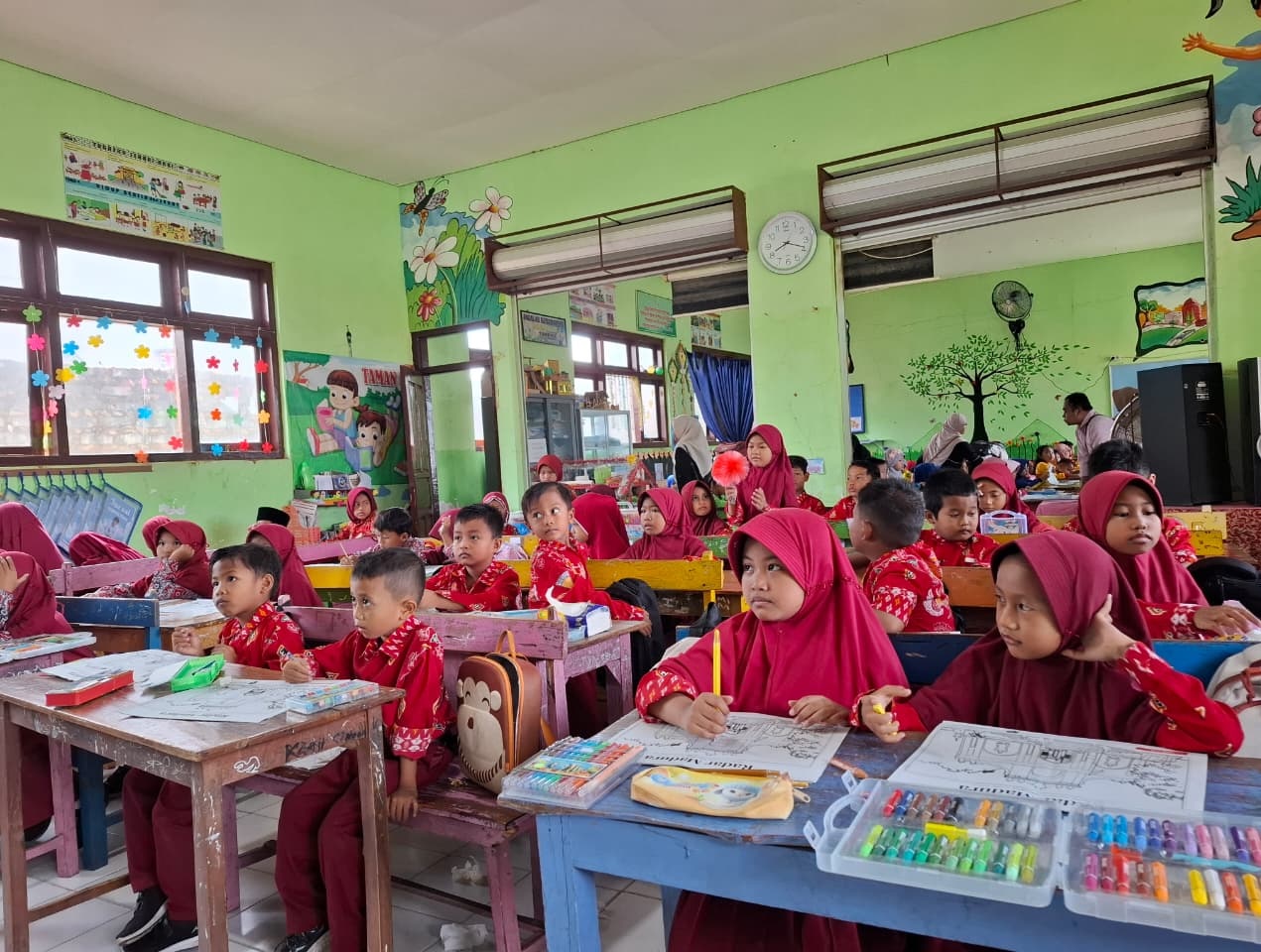 FOKUS: Sejumlah Siswa tengah fokus mengikuti lomba mewarnai di SDN Batuan 1, Kecamatan Batuan, Sumenep, Rabu (18/9).