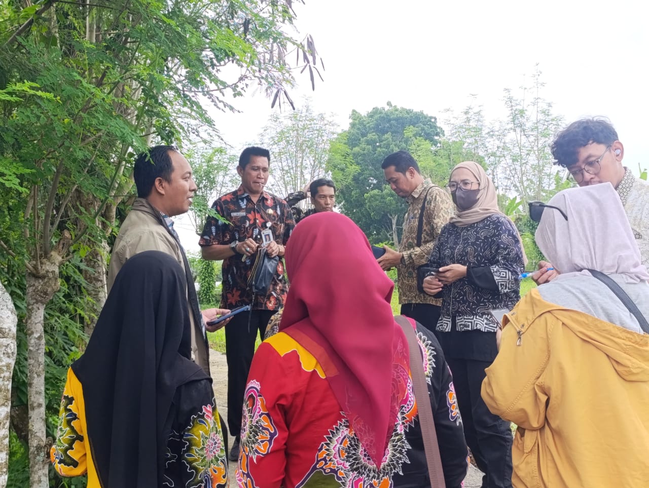 TURUN LANGSUNG: Kabag Perekonomian Sumenep bersama Biro Perekonomian Setda Provinsi Jawa Timur dan jajaran lainnya saat mengunjungi rumah satu peserta pelatihan kerja di Desa Kolor, Kecamatan Kota.