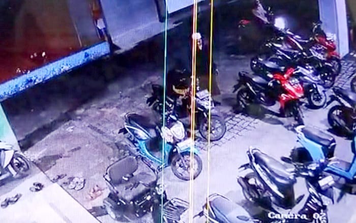 BERAKSI: Tiga pelaku curanmor saat melancarkan aksinya di Masjid Darussalam, Perumnas, di Desa Banyuajuh, Kecamatan Kamal, Bangkalan, Selasa (11/11). (TANGKAP LAYAR)