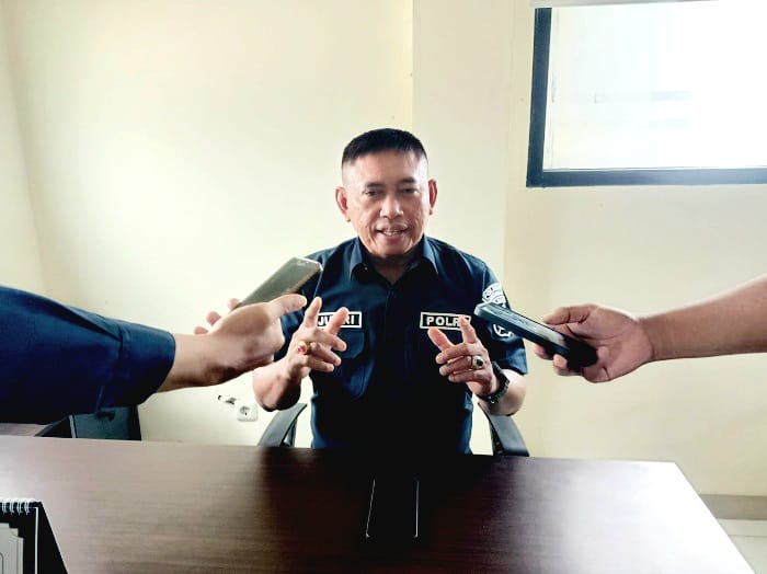 BERI PENJELASAN: Kasihumas Polres Pamekasan AKP Jupriadi memberikan penjelasan Kamis (13/11). (POLRES PAMEKASAN UNTUK JPRM)