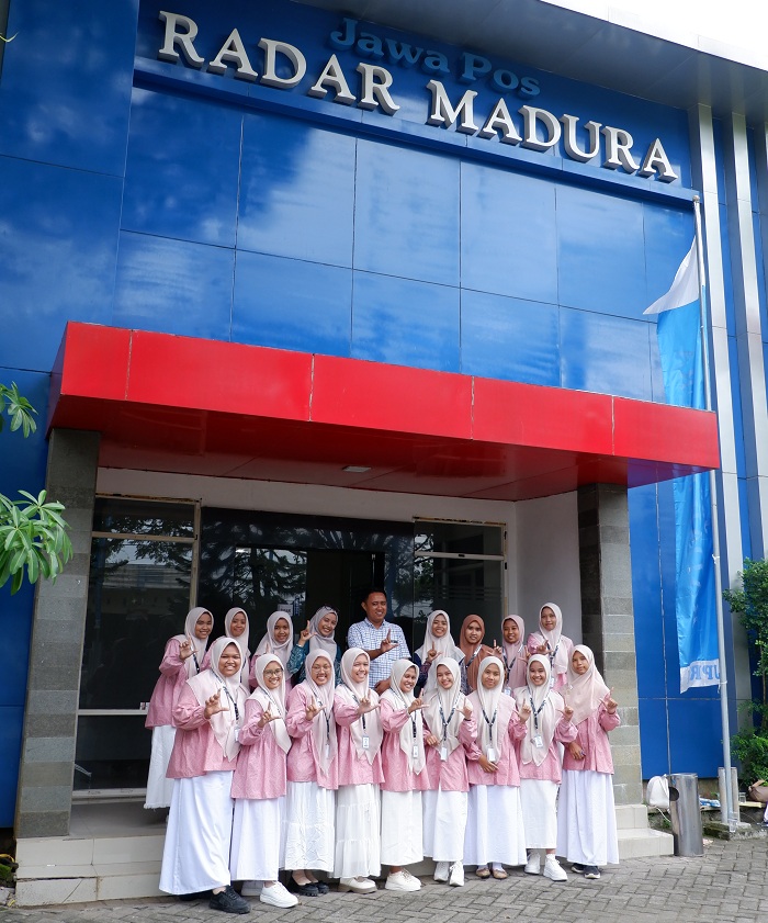 SEMANGAT: Redaktur JPRM Jupri berfoto bersama Pengurus Perpustakaan Ponpes Annuqayah Lubangsa Utara Putri di Jalan Soekarno-Hatta Bangkalan Kamis&nbsp;(13/11). (VIVIN AGUSTIN HARTONO/JPRM)