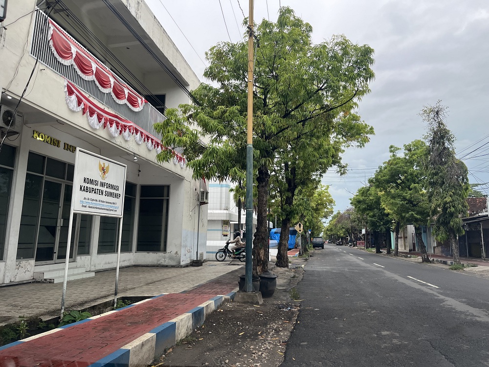 TAK ADA AKTIVITAS: Keberadaan Kantor KI Sumenep yang berlokasi di Jalan dr Cipto, Desa Kolor, Kecamatan Kota, tertutup Kamis (13/11).
