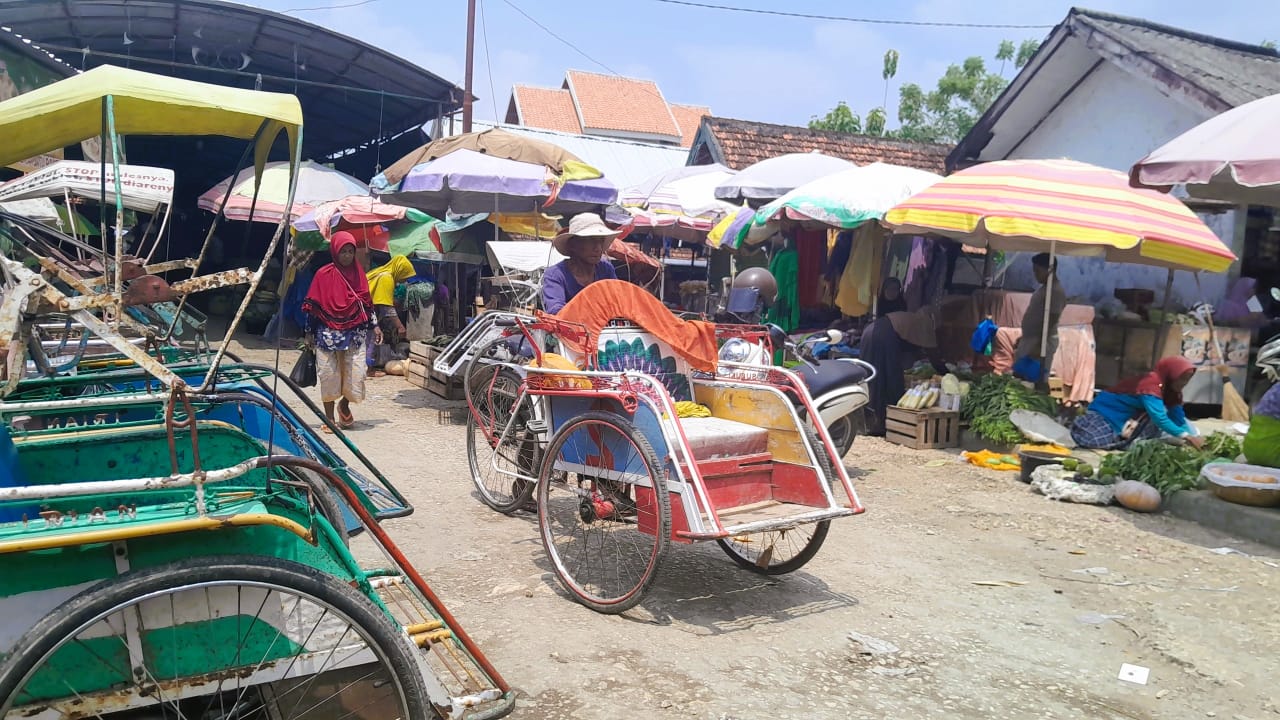 RAMAI: Masyarakat berkunjung ke Pasar Gurem, Pamekasan, Selasa (4/11).