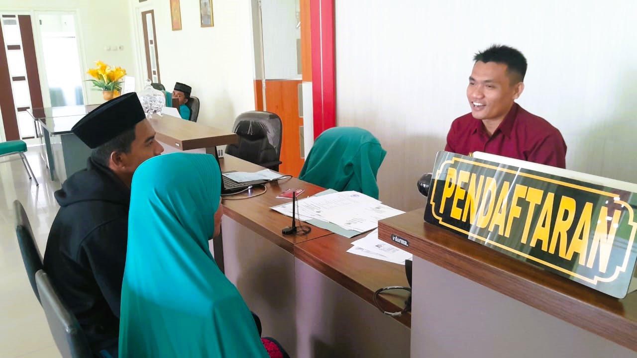 INTERAKTIF: Sejumlah warga sedang mengakses Pusat Layanan Haji dan Umrah Terpadu Kemenag Pamekasan, Kamis (13/11).