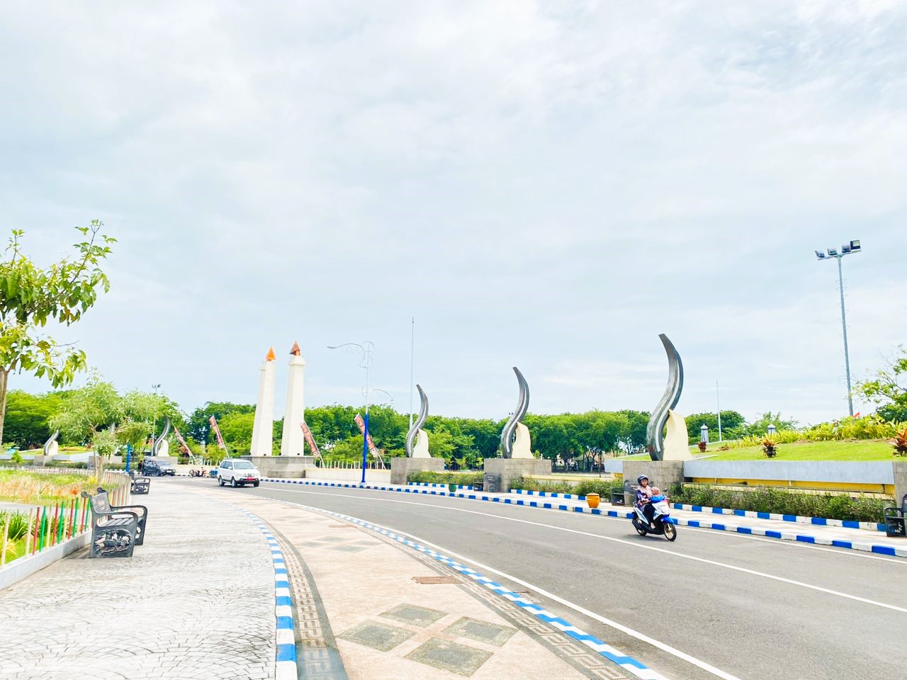BELUM DIPERBAIKI: Pengendara melintas di sekitar Alun-Alun Trunojoyo, Sampang, Rabu (13/11).