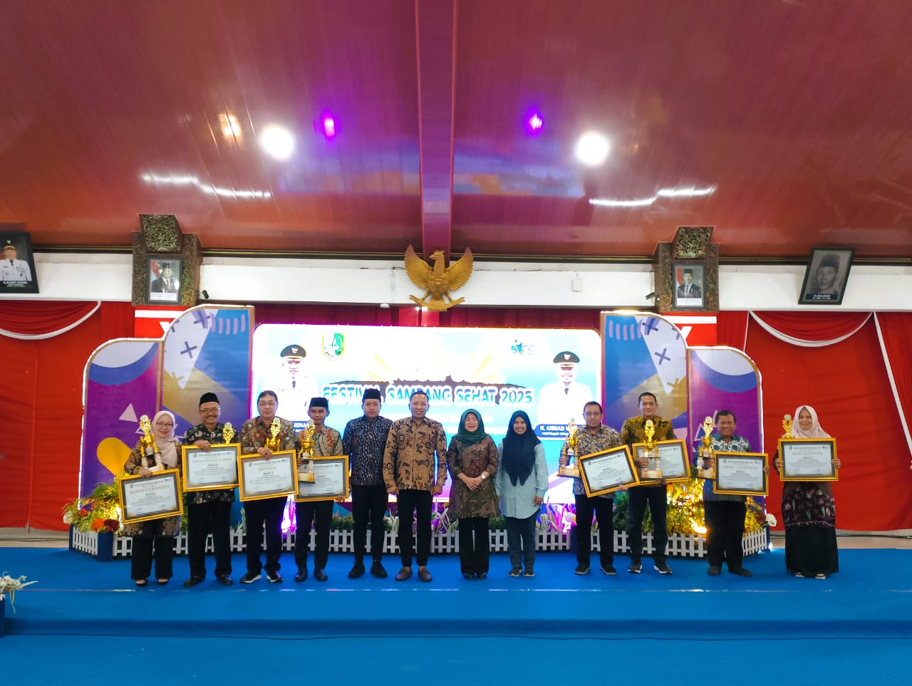 SEMANGAT: Bupati Slamet Junaidi (enam dari kiri) didampingi Ketua DPRD Sampang Rudi Kurniawan (lima dari kiri) berpose bersama penerima penghargaan Festival Sampang Sehat di Pendopo Trunojoyo