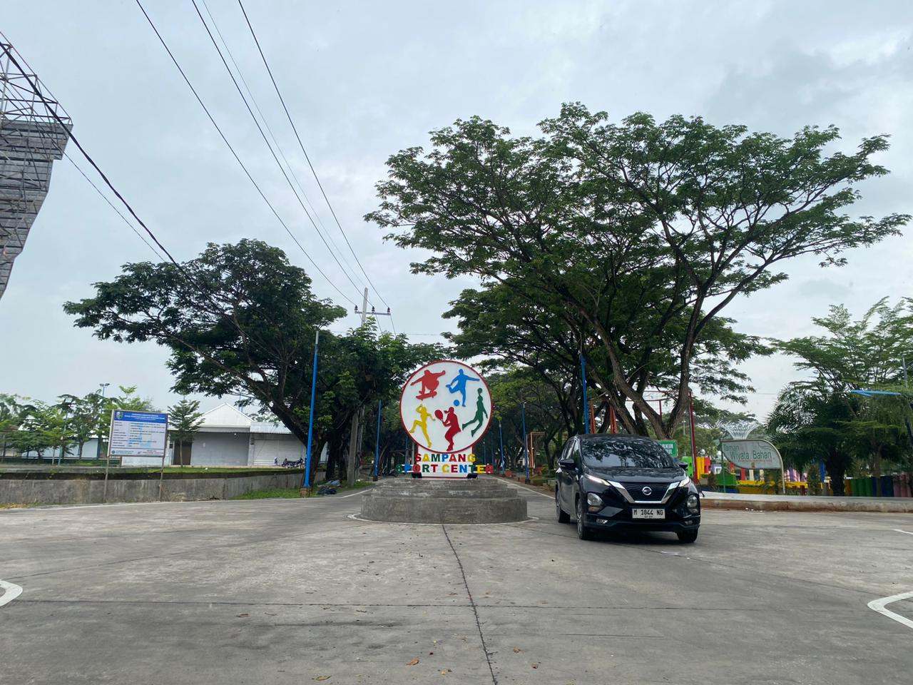 SUMBER PENDAPATAN: Pengendara sepeda motor melintas di area Sampang Sport Center, Rabu (12/11).