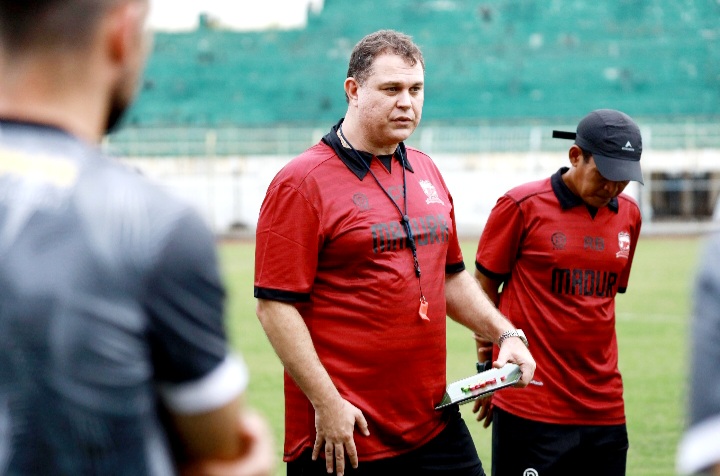 KOMUNIKATIF: Pelatih MU Carlos Parreira saat memimpin latihan di Stadion Gelora Bangkalan, Rabu (12/11). (MU UNTUK JPRM)
