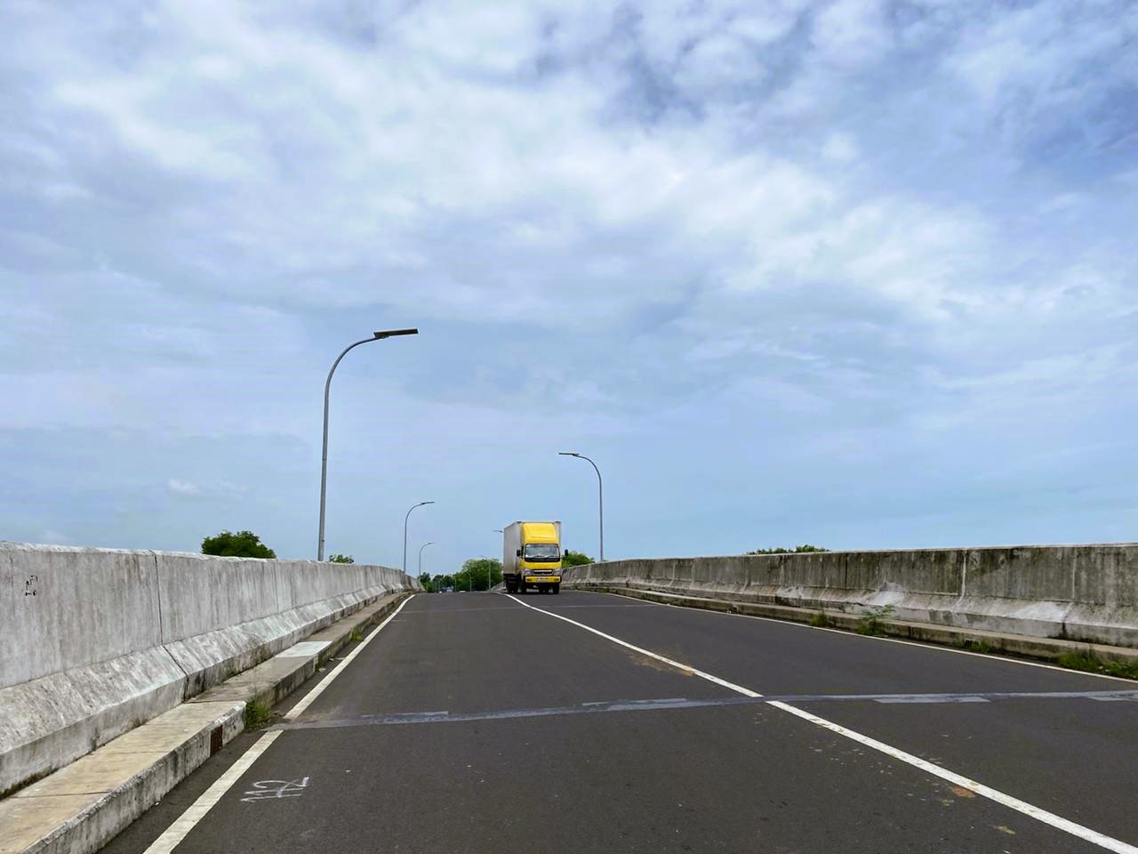 LENGANG: Pengendara sepeda motor melewati ruas Jalan Halim Perdanakusuma, Sampang, .
