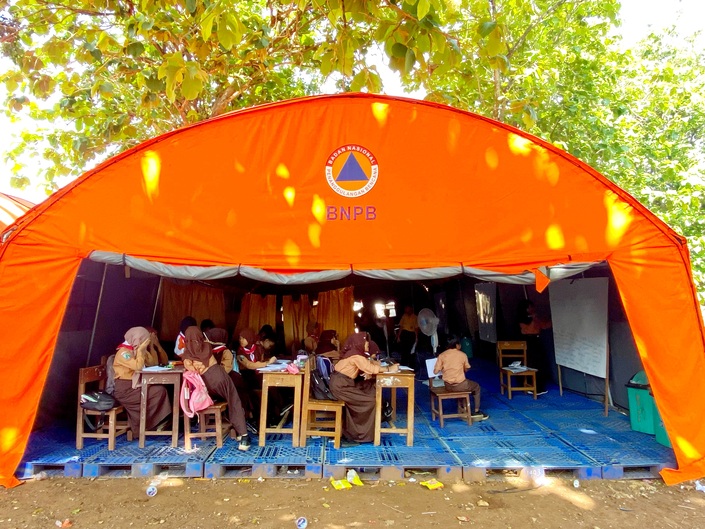 BERDESAKAN: Siswa SDN Tamberu 2 belajar di bawah tenda darurat, Jumat (7/11). (MOH. IQBAL AFGANI/JPRM)