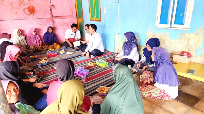 DALAMI: Korwil PKH Jatim IV Hanafi bersama Korkab Lukman Hakim dan SDM PKH mendatangi KPM di Desa Branta Tinggi, Tlanakan, Pamekasan, Jumat (14/11). (KORWIL PKH JATIM IV UNTUK JPRM)