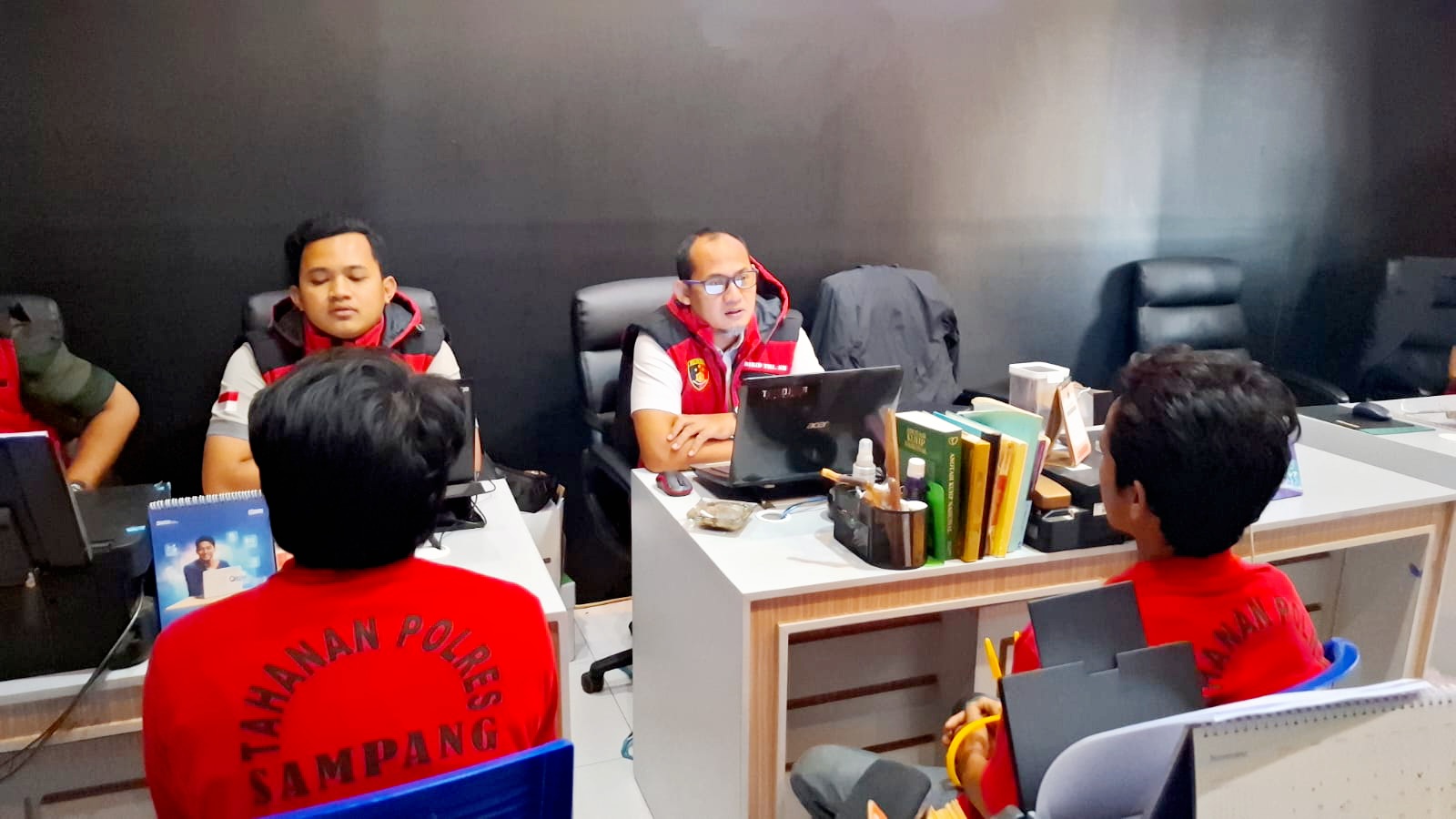 DIINTEROGASI: Pelaku pencurian sarpras Balai Desa Panyepen, Kecamatan Jrengik, saat dilakukan penyidikan lebih lanjut di Mapolres Sampang, Kamis (13/11). (HUMAS POLRES UNTUK JPRM)