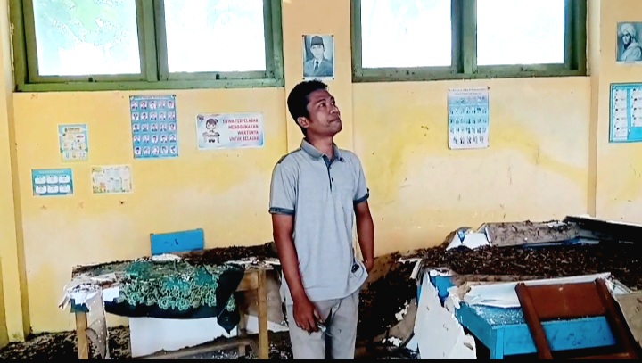 BUTUH PERBAIKAN: Seorang guru berada di dalam kelas yang terdampak gempa di Kecamatan Gayam, Pulau Sapudi, Sumenep. (BPBD UNTUK JPRM)