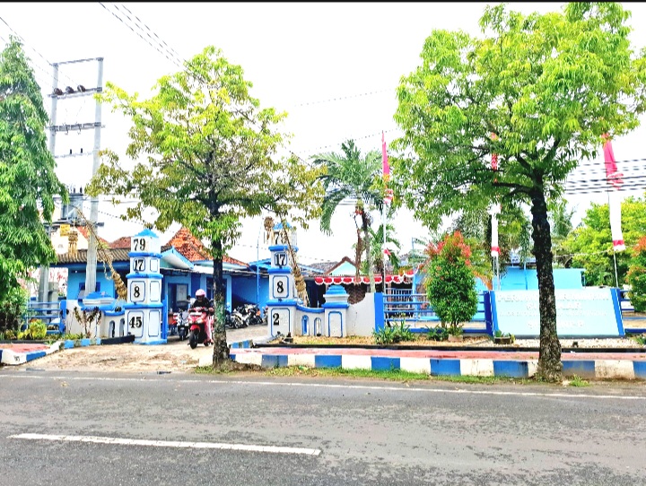 MEGAH: Seorang pengendara sepeda motor keluar dari kantor PDAM Sumenep di Jalan Dr Cipto, Desa Kolor, Rabu (12/11). (MOH. LATIF/JPRM)