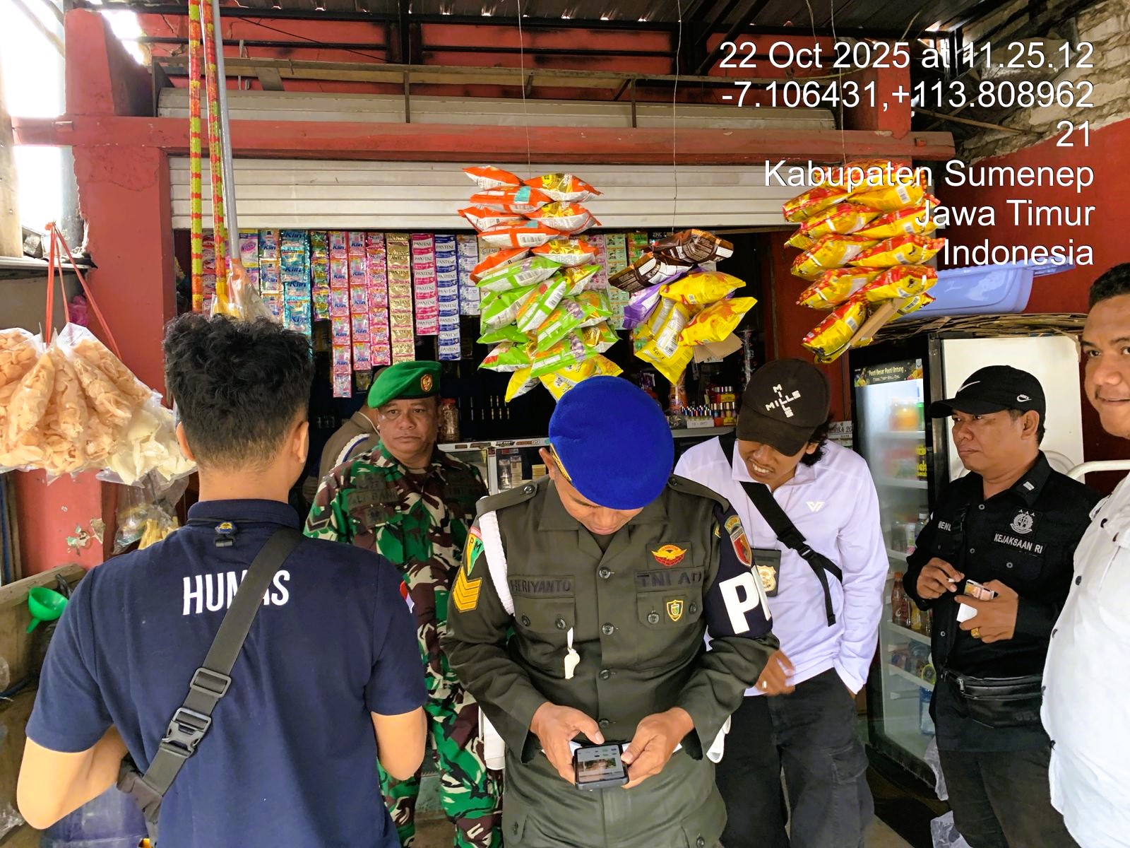 TEGAS: Satpol PP Sumenep bersama tim saat melakukan operasi berantas rokok ilegal ke toko.