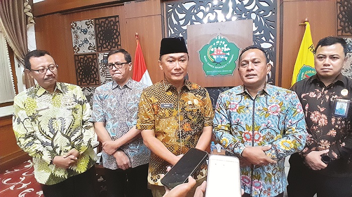 KOMITMEN: Kepala BKN RI Zudan Arif Fakrulloh didampingi Wabup Pamekasan Sukriyanto dan Sekkab Masrukin saat wawancara di Pringgitan Dalam Pendopo Ronggosukowati Minggu (16/11). (M. KHOLIL RAMLI/JPRM)