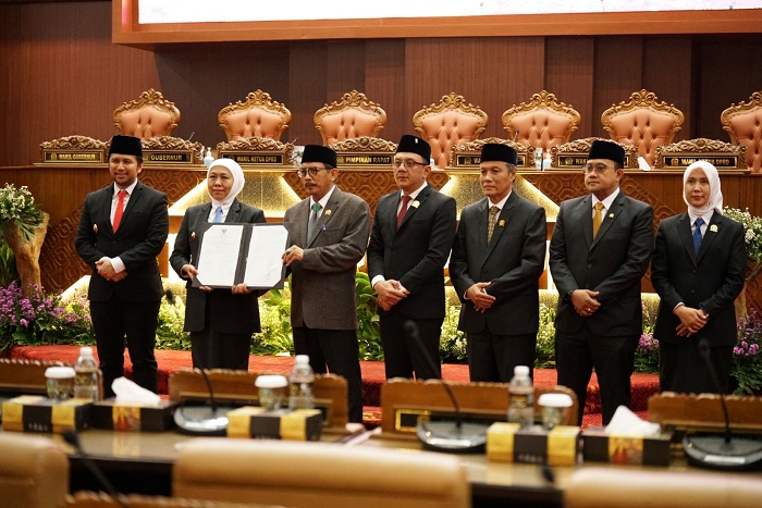 KOMPAK: Pimpinan DPRD Jatim bersama Gubenur Khofifah Indar Parawansa dan wakilnya, Emil Elestianto Dardak, menunjukkan persetujuan raperda APBD 2026, Sabtu (15/11). (DPRD JATIM UNTUK JPRM)