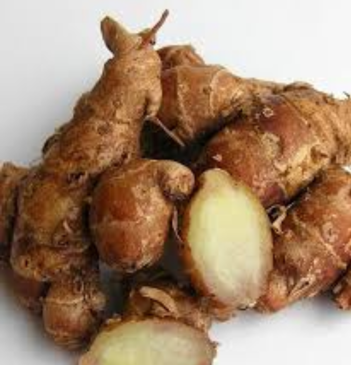 Kencur sering digunakan untuk meredakan batuk, tenggorokan gatal, dan pilek ringan.